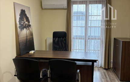 Prenájom obchodno/kancelárskeho priestoru s parkovaním v centre Piešťan