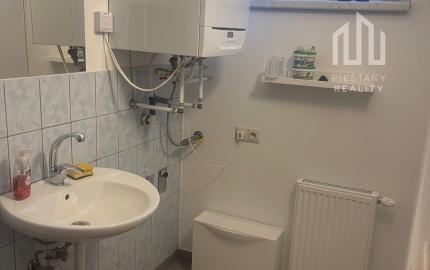 Na prenájom 2-izbový byt v dome takmer v centre, Piešťany