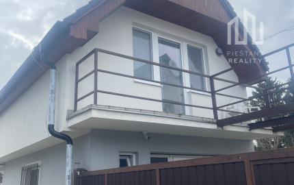 Na prenájom 2-izbový byt v dome takmer v centre, Piešťany