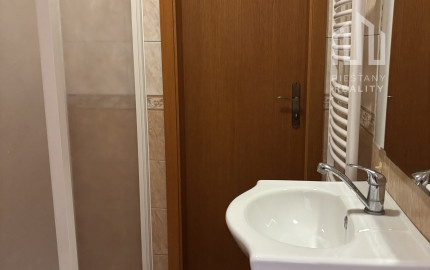 Prenájom obchodno/kancelárskeho priestoru s parkovaním v centre Piešťan