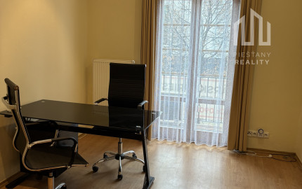 Prenájom obchodno/kancelárskeho priestoru s parkovaním v centre Piešťan