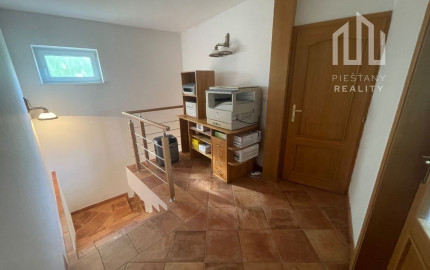 *NA PRENÁJOM* kancelárie v RD, samostatný byt a vínna pivnica v centre PIEŠŤAN