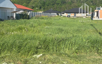 * POZEMOK * na stavbu RD v novej lokalite obce Modrovka