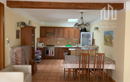 *NOVINKA* RD v Banke s pozemkom 728 m2 + 2izb. byt so samostatným vstupom