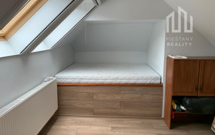 *NOVINKA* RD v Banke s pozemkom 728 m2 + 2izb. byt so samostatným vstupom