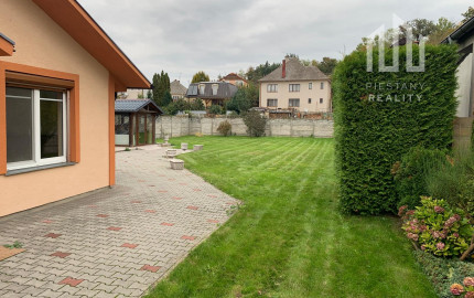 *NOVINKA* zariadený RD v Banke s terasou, altánkom a samostatným vstupom na poschodie