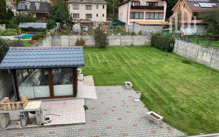 *NOVINKA* RD v Banke s pozemkom 728 m2 + 2izb. byt so samostatným vstupom