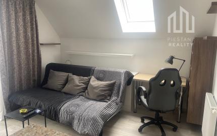 Na prenájom 2-izbový byt v dome takmer v centre, Piešťany