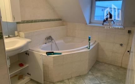 Rodinný dom Piešťany, Pod Párovcami – 4 izby, záhrada, výťah a garáž