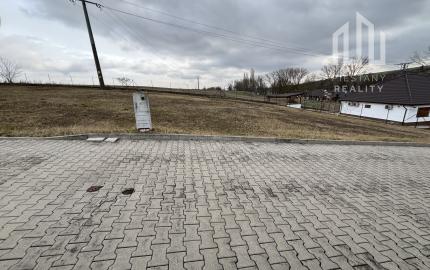 Slnečné stavebné pozemky pri vodnej nádrži Čerenec – súkromie, príroda a platné stavebné povolenie