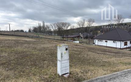 Slnečné stavebné pozemky pri vodnej nádrži Čerenec – súkromie, príroda a platné stavebné povolenie