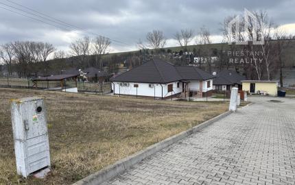 Slnečné stavebné pozemky pri vodnej nádrži Čerenec – súkromie, príroda a platné stavebné povolenie