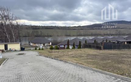 Slnečné stavebné pozemky pri vodnej nádrži Čerenec – súkromie, príroda a platné stavebné povolenie