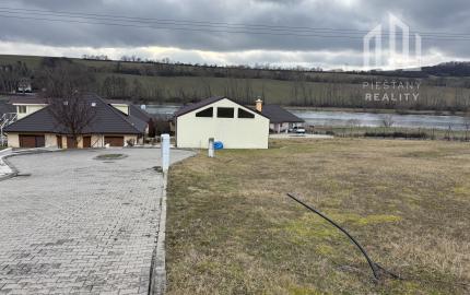 Slnečné stavebné pozemky pri vodnej nádrži Čerenec – súkromie, príroda a platné stavebné povolenie