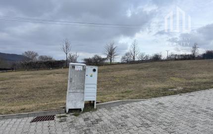 Slnečné stavebné pozemky pri vodnej nádrži Čerenec – súkromie, príroda a platné stavebné povolenie