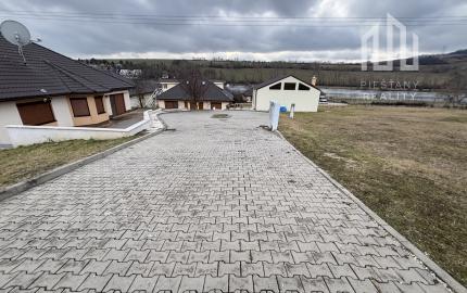 Slnečné stavebné pozemky pri vodnej nádrži Čerenec – súkromie, príroda a platné stavebné povolenie