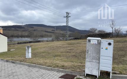 Slnečné stavebné pozemky pri vodnej nádrži Čerenec – súkromie, príroda a platné stavebné povolenie