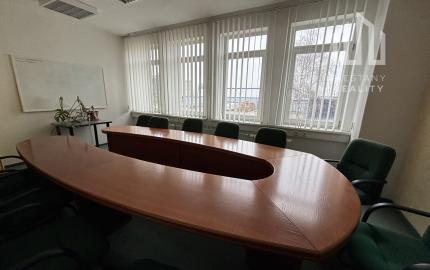 *Na prenájom* moderné kancelárske priestory, celé podlažie 335 m² v Piešťanoch