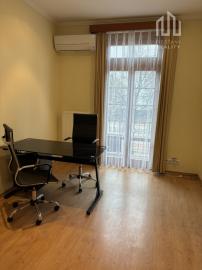 Prenájom obchodno/kancelárskeho priestoru s parkovaním v centre Piešťan