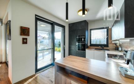 Moderný pasívny dom v Nitrianskej Blatnici–18 min od Piešťan