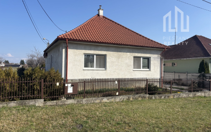 Štýlové bývanie v prestížnej časti Topoľčian - veľký pozemok, tichá ulica a výborný stav