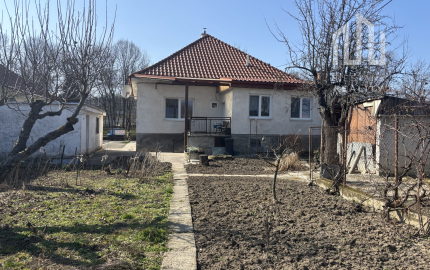 Štýlové bývanie v prestížnej časti Topoľčian - veľký pozemok, tichá ulica a výborný stav