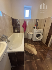 Štýlové bývanie v prestížnej časti Topoľčian - veľký pozemok, tichá ulica a výborný stav