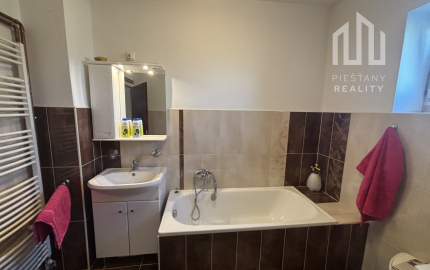 Štýlové bývanie v prestížnej časti Topoľčian - veľký pozemok, tichá ulica a výborný stav