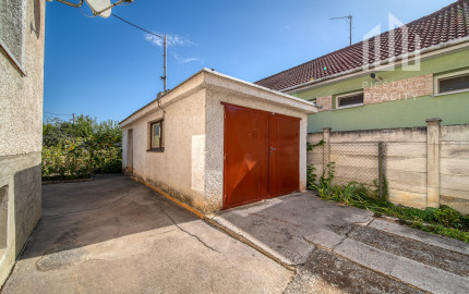 Rodinný dom s garážou, ideálnym pozemkom a potenciálom podkrovia