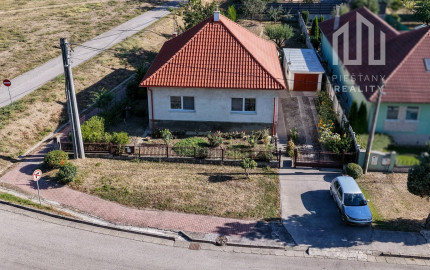 Rodinný dom s garážou, ideálnym pozemkom a potenciálom podkrovia
