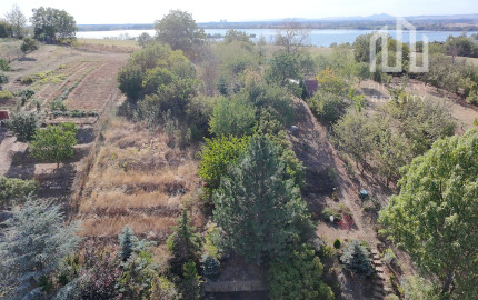Dva rodinné domy, pozemky 2 004 m² - Ratnovce pri Piešťanoch
