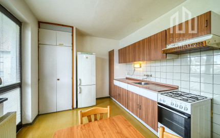 Veľký 3-izbový byt s loggiou, balkónom, garážou a záhradkou