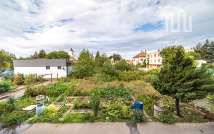 Veľký 3-izbový byt s loggiou, balkónom, garážou a záhradkou