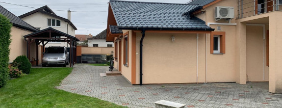 *NOVINKA* zariadený RD v Banke s terasou, altánkom a samostatným vstupom na poschodie