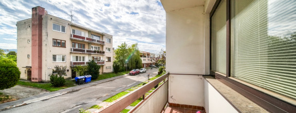 Veľký 3-izbový byt s loggiou, balkónom, garážou a záhradkou