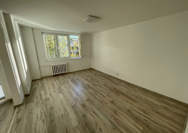 Na prenájom 3-izbový byt pri Kocke,  Piešťany