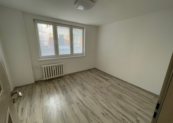 Na prenájom 3-izbový byt pri Kocke,  Piešťany