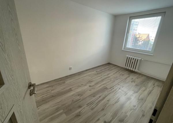 Na prenájom 3-izbový byt pri Kocke,  Piešťany