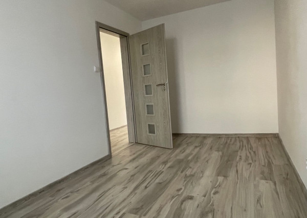 Na prenájom 3-izbový byt pri Kocke,  Piešťany