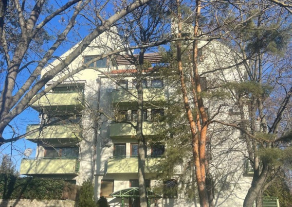 2 parkovacie miesta  V CENE BYTU! 3-izbový byt 110m2 pri parku, Stromová ul. Piešťany