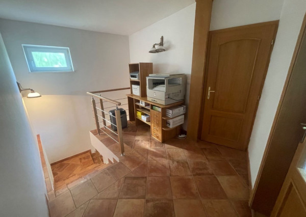 *NA PRENÁJOM* kancelárie v RD, samostatný byt a vínna pivnica v centre PIEŠŤAN