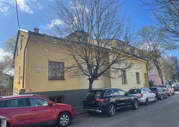 *NA PRENÁJOM* kancelárie v RD, samostatný byt a vínna pivnica v centre PIEŠŤAN