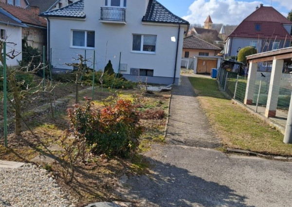 *Na predaj* 4i RD v obci Banka pri Piešťanoch