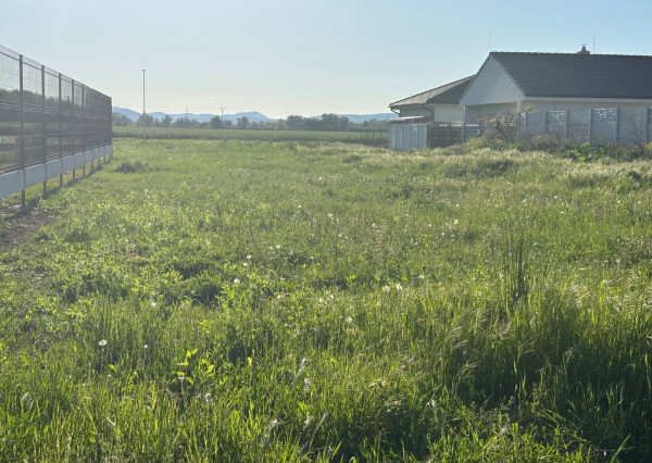 * POZEMOK * na stavbu RD v novej lokalite obce Modrovka