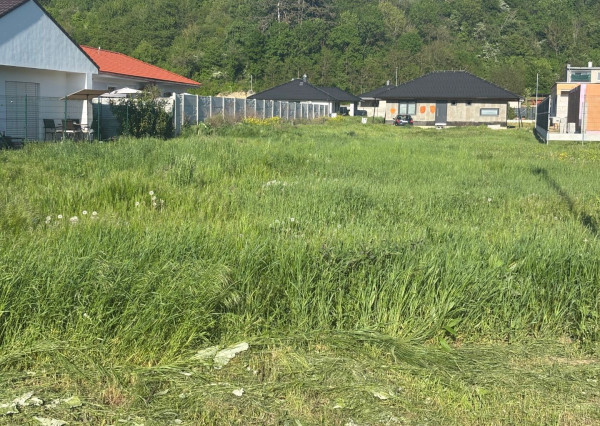 * POZEMOK * na stavbu RD v novej lokalite obce Modrovka