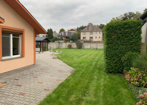 *NOVINKA* RD v Banke s pozemkom 728 m2 + 2izb. byt so samostatným vstupom