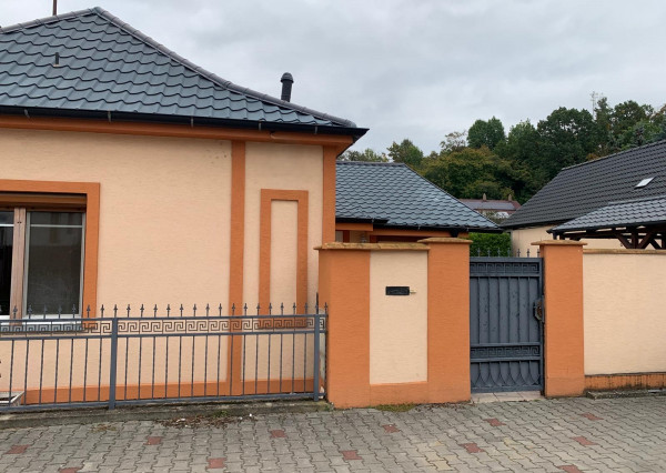 *NOVINKA* RD v Banke s pozemkom 728 m2 + 2izb. byt so samostatným vstupom