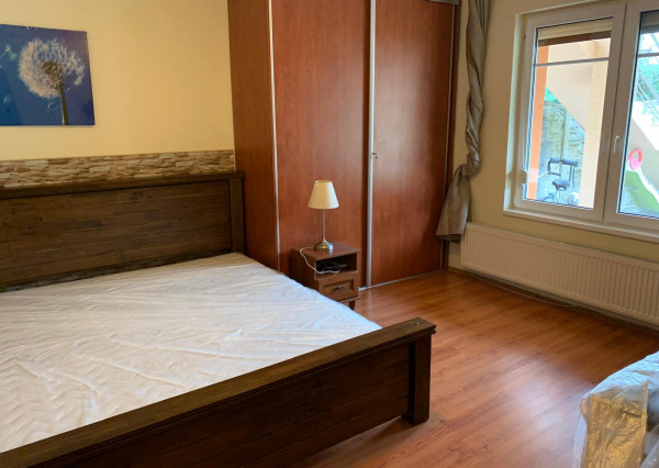 *NOVINKA* RD v Banke s pozemkom 728 m2 + 2izb. byt so samostatným vstupom