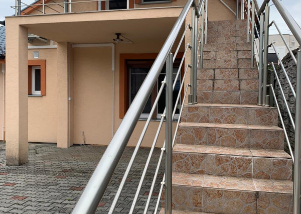 *NOVINKA* RD v Banke s pozemkom 728 m2 + 2izb. byt so samostatným vstupom