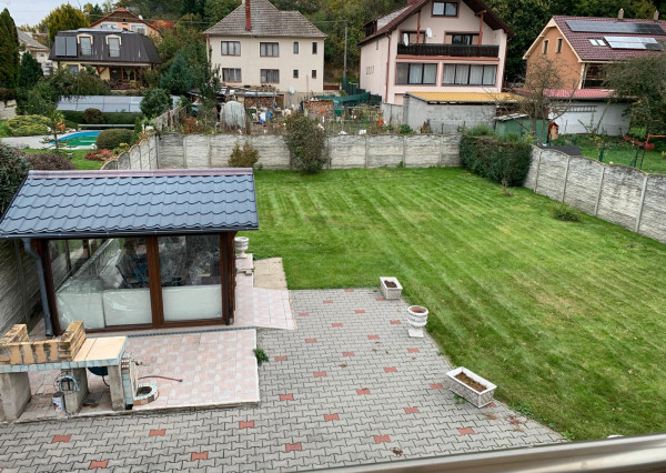 *NOVINKA* RD v Banke s pozemkom 728 m2 + 2izb. byt so samostatným vstupom